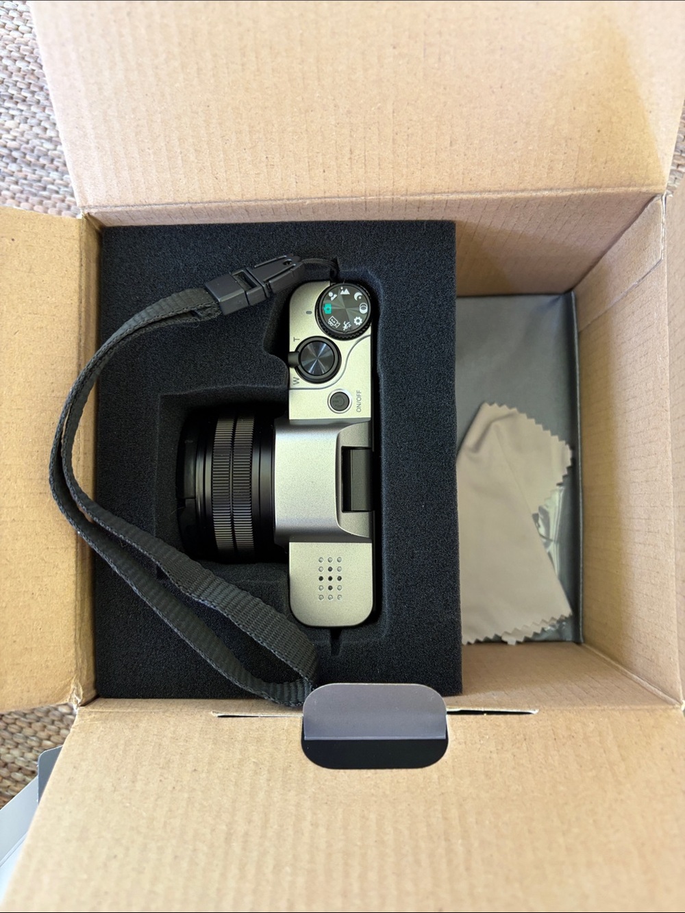 Digital Camera 4K Ultra HD - Black and Silver - Picture 5 of 7